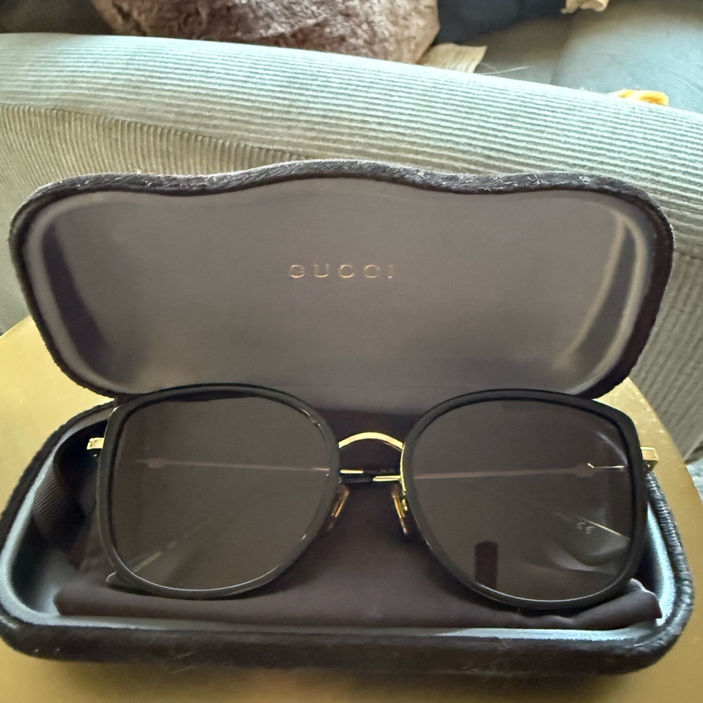 Gucci Black Sunglasses Sleek Design UV Protection